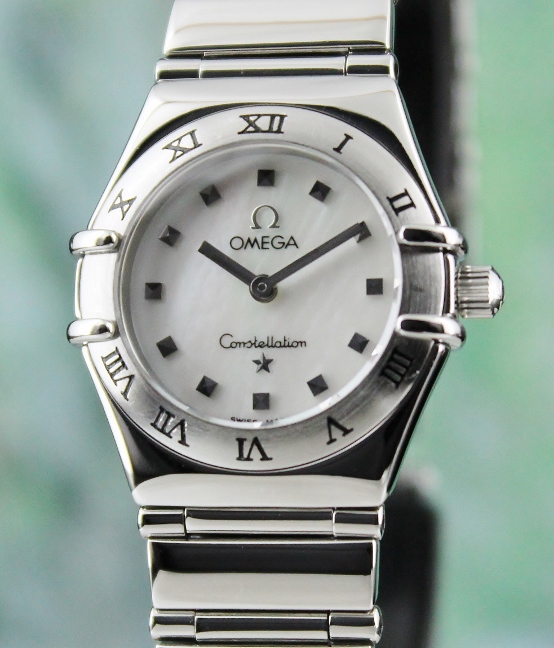 AN OMEGA MINI SIZE STAINLESS STEEL CONSTELLATION / MOP
